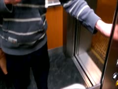 Brünette wird im Aufzug durchgebumst