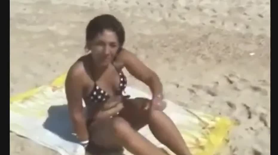 Braungebrannte Frau im Bikini gevögelt