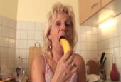 Omas geile Fotze frisst die Banane
