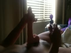 Notgeile Schlampe fickt eine Riesenlatte