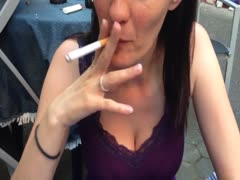 Tante raucht eine und will Blasen