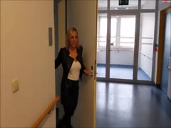 Leder Jacken Blondine bekommt es in alle Löcher