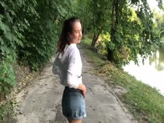 Freundin lutscht Frivol im Park