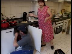 Deutsche Hausfrau fickt mit dem Klempner