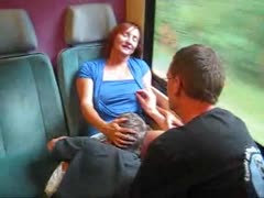 Reife Frau wird während der Zugfahrt gefickt