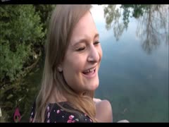 Brünette Wienerin bläst spontan am See