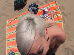 Erst blasen im Sand dann Fick im Zimmer